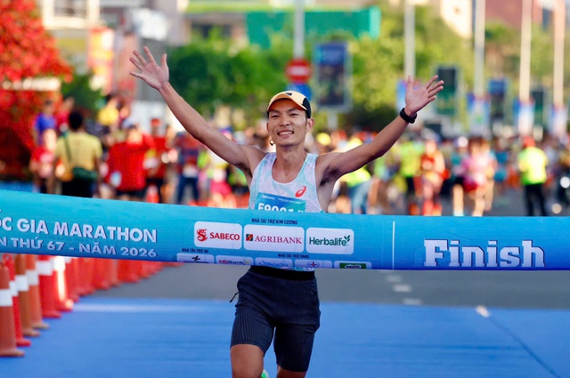 Ho&agrave;ng Nguy&ecirc;n Thanh lần thứ 7 v&ocirc; địch Tiền Phong Marathon, Ngọc Hoa trườn về đ&iacute;ch tạo cảm x&uacute;c đặc biệt- Ảnh 2.