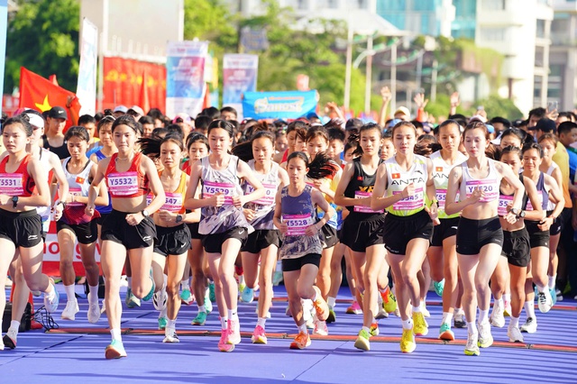 Ho&agrave;ng Nguy&ecirc;n Thanh lần thứ 7 v&ocirc; địch Tiền Phong Marathon, Ngọc Hoa trườn về đ&iacute;ch tạo cảm x&uacute;c đặc biệt- Ảnh 1.
