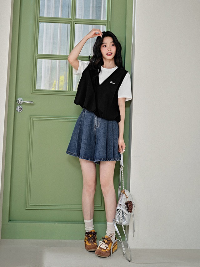 Diện chân váy denim xuống phố cho phong thái năng động Diện váy denim xuống phố cho phong thái năng động - Ảnh 1.