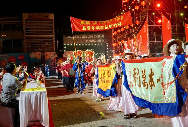 Rực rỡ 'Đêm hội Nguyên tiêu': Múa rồng 68m, 1.200 diễn viên diễu hành- Ảnh 10. Rực rỡ 'Đêm hội Nguyên tiêu': Múa rồng 68m, 1.200 diễn viên diễu hành- Ảnh 10.