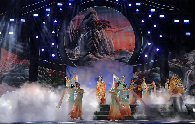 Quang Linh hát 'Người đến từ Triều Châu' mừng 'Đêm hội Nguyên tiêu'- Ảnh 2. Quang Linh hát 'Người đến từ Triều Châu' mừng 'Đêm hội Nguyên tiêu'- Ảnh 2.