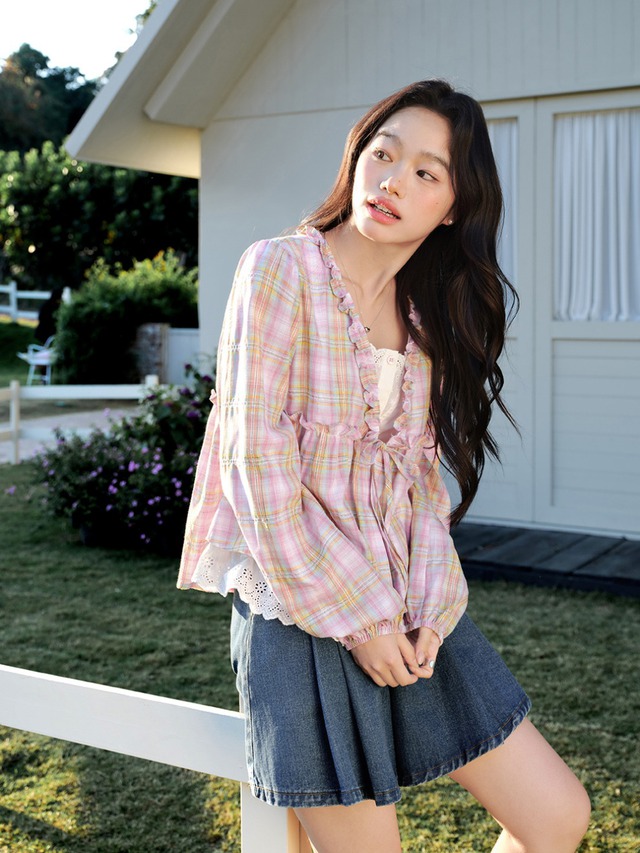 Diện chân váy denim xuống phố cho phong thái năng động Diện váy denim xuống phố cho phong thái năng động - Ảnh 3.