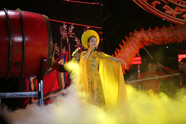 Quang Linh hát 'Người đến từ Triều Châu' mừng 'Đêm hội Nguyên tiêu'- Ảnh 8. Quang Linh hát 'Người đến từ Triều Châu' mừng 'Đêm hội Nguyên tiêu'- Ảnh 8.