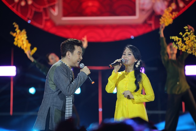 Quang Linh hát 'Người đến từ Triều Châu' mừng 'Đêm hội Nguyên tiêu'- Ảnh 5. Quang Linh hát 'Người đến từ Triều Châu' mừng 'Đêm hội Nguyên tiêu'- Ảnh 5.