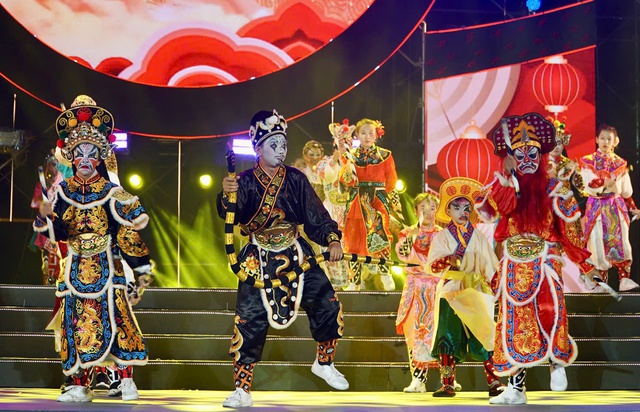 Rực rỡ 'Đêm hội Nguyên tiêu': Múa rồng 68m, 1.200 diễn viên diễu hành- Ảnh 11. Rực rỡ 'Đêm hội Nguyên tiêu': Múa rồng 68m, 1.200 diễn viên diễu hành- Ảnh 11.