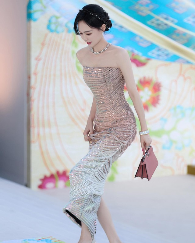 Trang phục ánh kim kiêu kỳ cho phong cách thời trang 24 / 7 đầy ấn tượng - Ảnh 1.