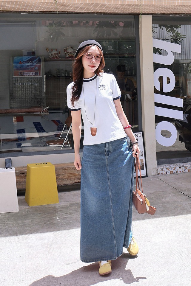 Diện chân váy denim xuống phố cho phong thái năng động Diện váy denim xuống phố cho phong thái năng động - Ảnh 6.