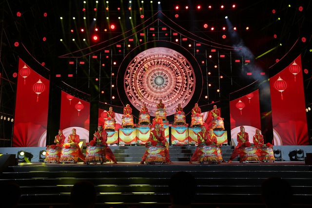 Rực rỡ 'Đêm hội Nguyên tiêu': Múa rồng 68m, 1.200 diễn viên diễu hành- Ảnh 7. Rực rỡ 'Đêm hội Nguyên tiêu': Múa rồng 68m, 1.200 diễn viên diễu hành- Ảnh 7.