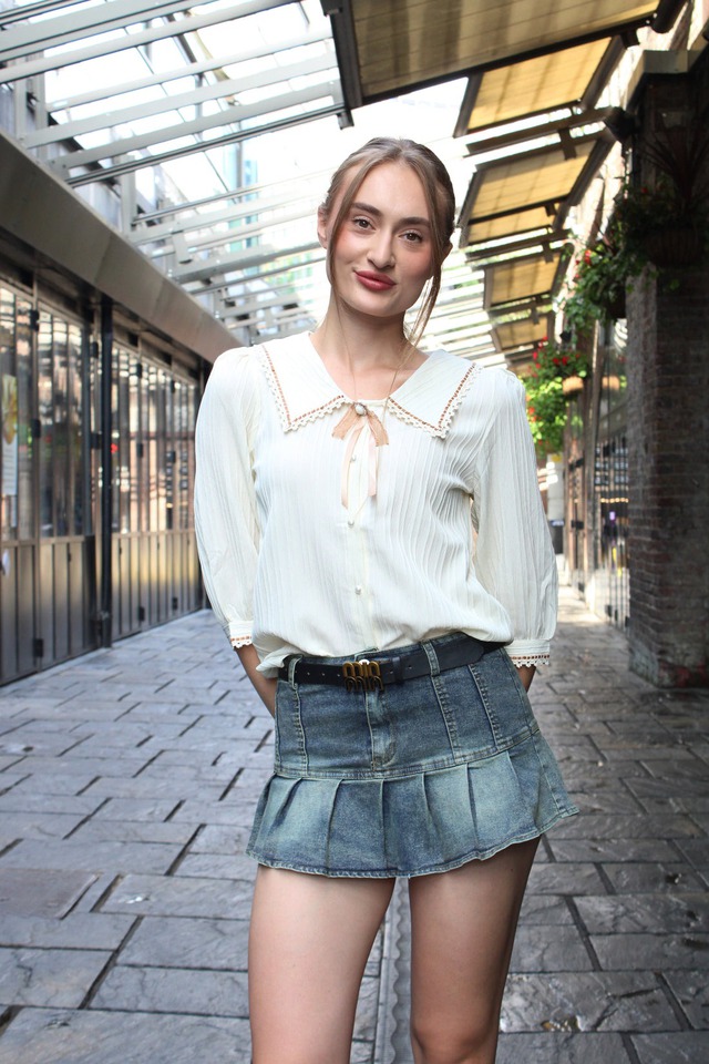 Diện chân váy denim xuống phố cho phong thái năng động Diện váy denim xuống phố cho phong thái năng động - Ảnh 8.