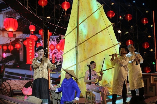 Quang Linh hát 'Người đến từ Triều Châu' mừng 'Đêm hội Nguyên tiêu'- Ảnh 3. Quang Linh hát 'Người đến từ Triều Châu' mừng 'Đêm hội Nguyên tiêu'- Ảnh 3.