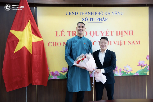 Đội tuyển Việt Nam chưa thể dùng trung vệ cao 1,95 m Đỗ Phi Long: FIFA không cho phép!- Ảnh 1. Đội tuyển Việt Nam chưa thể dùng trung vệ cao 1,95 m Đỗ Phi Long: FIFA không cho phép!- Ảnh 1.