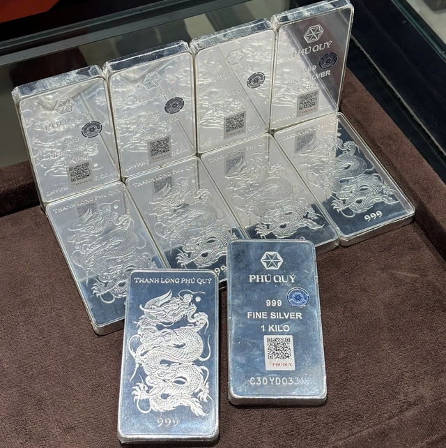 Gi&aacute; bạc giảm mạnh 6 triệu đồng, về 92 triệu đồng/kg- Ảnh 1.