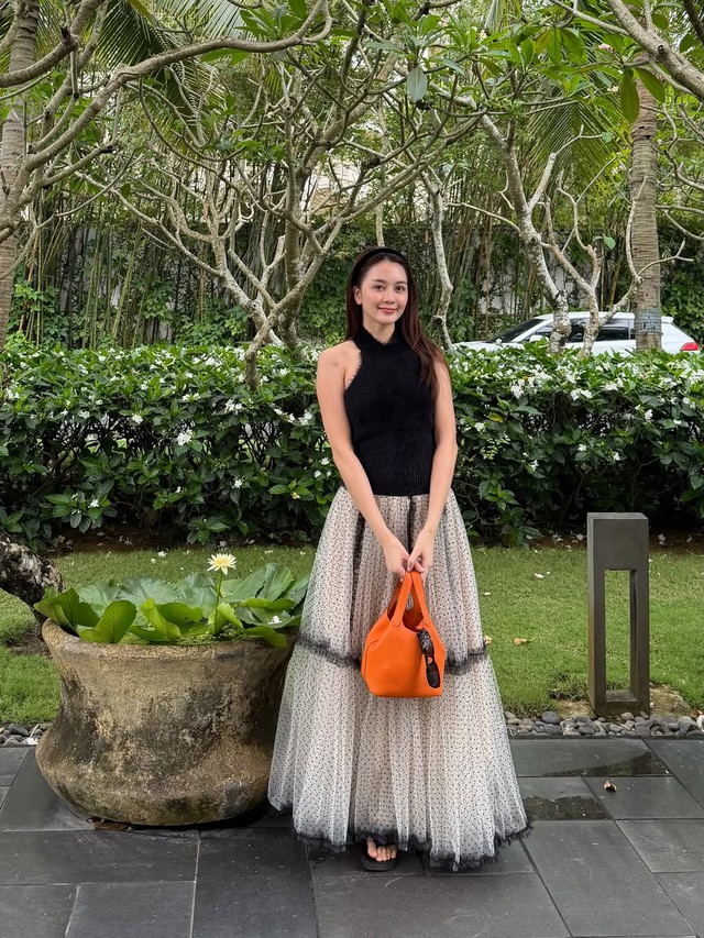 Chân váy xếp ly bền bỉ với thời gian và không lo lỗi mốt- Ảnh 9. Chân váy xếp ly bền bỉ với thời gian và không lo lỗi mốt- Ảnh 9.