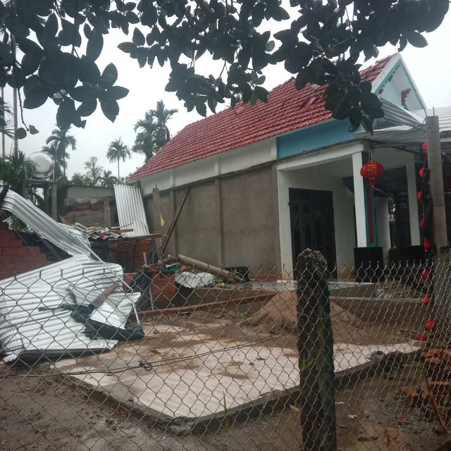 Lốc xo&aacute;y qu&eacute;t qua x&atilde; miền n&uacute;i Quảng Ng&atilde;i, hơn 100 căn nh&agrave; bị hư hại- Ảnh 4.
