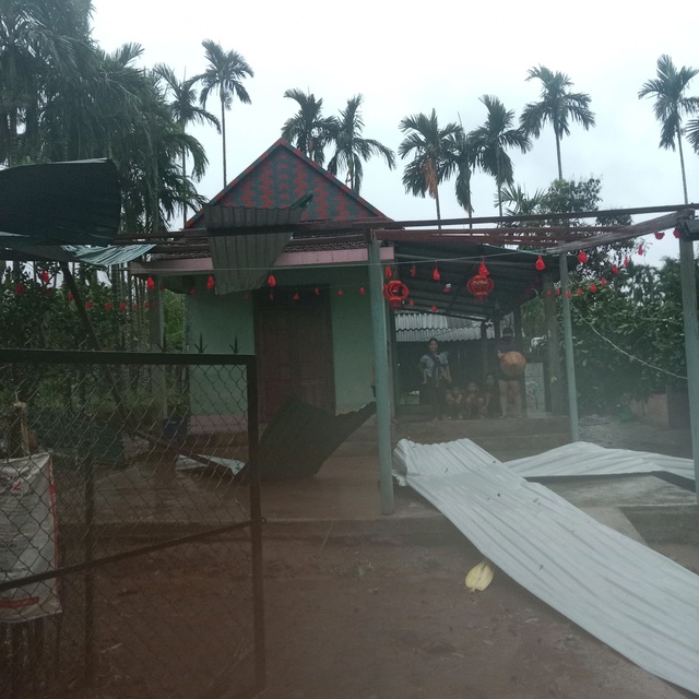 Lốc xo&aacute;y qu&eacute;t qua x&atilde; miền n&uacute;i Quảng Ng&atilde;i, hơn 100 căn nh&agrave; bị hư hại- Ảnh 1.