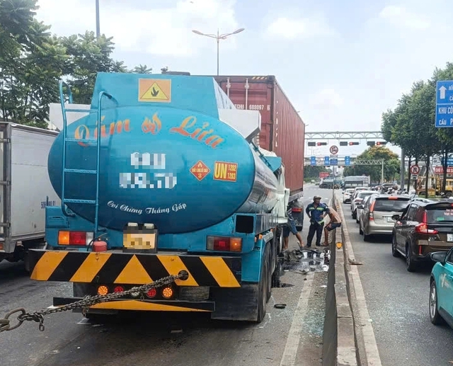 TP.HCM: Xa lộ H&agrave; Nội &ugrave;n ứ hơn 1km v&igrave; xe bồn t&ocirc;ng xe container- Ảnh 1.