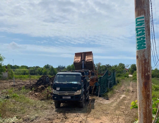 TP.HCM: Truy t&igrave;m nhiều xe ben chở b&ugrave;n, chất thải x&acirc;y dựng san lấp tr&aacute;i ph&eacute;p- Ảnh 1.