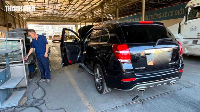 Kiểm định kh&iacute; thải phải k&yacute; giấy cam kết, nhiều người d&ugrave;ng xe m&aacute;y dầu hoang mang - Ảnh 2.
