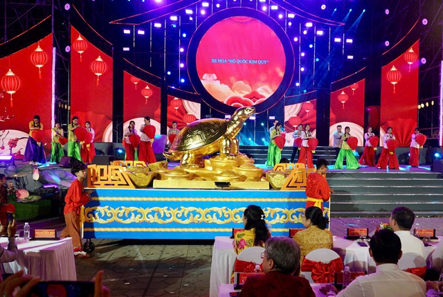 Rực rỡ 'Đêm hội Nguyên tiêu': Múa rồng 68m, 1.200 diễn viên diễu hành- Ảnh 9. Rực rỡ 'Đêm hội Nguyên tiêu': Múa rồng 68m, 1.200 diễn viên diễu hành- Ảnh 9.