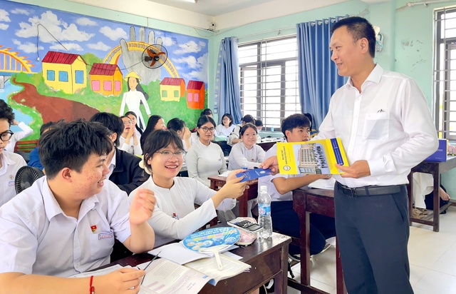 Học sinh h&agrave;o hứng nhận l&igrave; x&igrave; trong đợt tuyển sinh đầu năm của Trường HUE  - Ảnh 1.