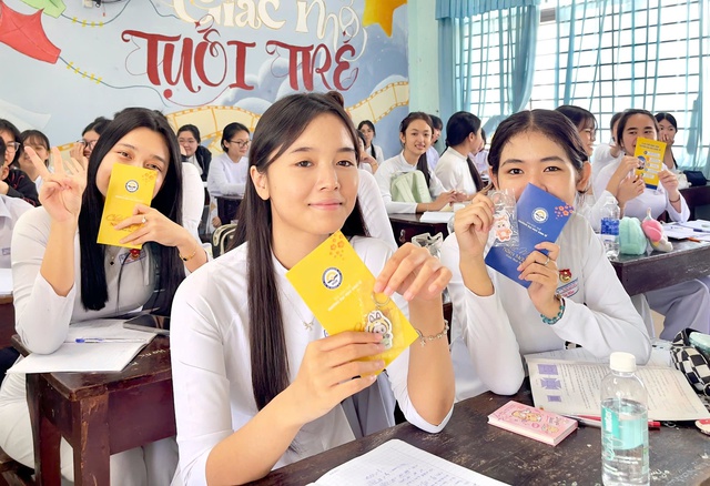 Học sinh h&agrave;o hứng nhận l&igrave; x&igrave; trong đợt tuyển sinh đầu năm của Trường HUE  - Ảnh 2.