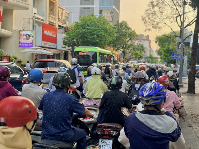 Bí thư Trần Lưu Quang: Giải bài toán kẹt xe là nhiệm vụ cực khó của TP.HCM - Ảnh 1.