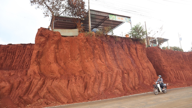 Hạ cốt nền đường, nh&agrave; d&acirc;n ch&ecirc;nh v&ecirc;nh b&ecirc;n m&eacute;p vực s&acirc;u: Tr&aacute;ch nhiệm thuộc về ai? - Ảnh 4.