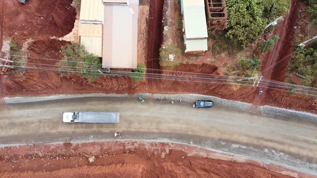 Hạ cốt nền đường, nh&agrave; d&acirc;n ch&ecirc;nh v&ecirc;nh b&ecirc;n m&eacute;p vực s&acirc;u: Tr&aacute;ch nhiệm thuộc về ai? - Ảnh 1.