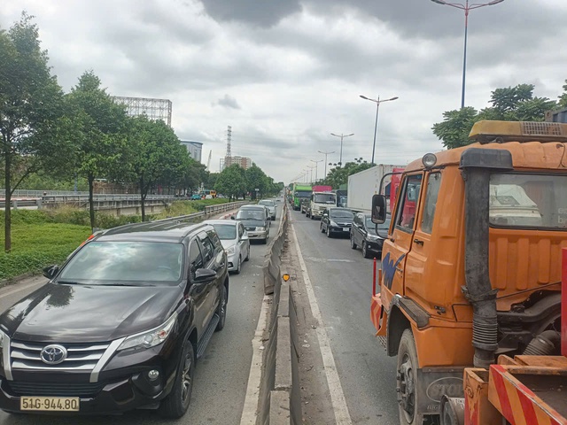 TP.HCM: Xa lộ H&agrave; Nội &ugrave;n ứ hơn 1km v&igrave; xe bồn t&ocirc;ng xe container- Ảnh 3.