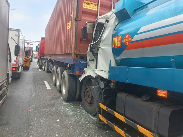 TP.HCM: Xa lộ H&agrave; Nội &ugrave;n ứ hơn 1km v&igrave; xe bồn t&ocirc;ng xe container- Ảnh 2.