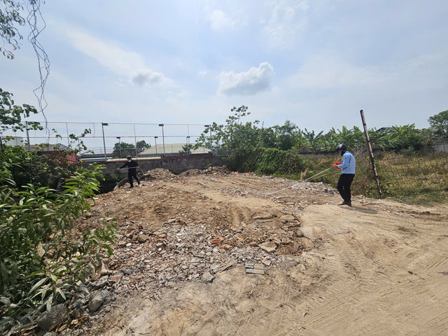 TP.HCM: Truy t&igrave;m nhiều xe ben chở b&ugrave;n, chất thải x&acirc;y dựng san lấp tr&aacute;i ph&eacute;p- Ảnh 4.