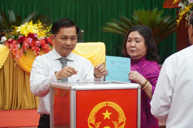 Hội đồng nhân dân tỉnh khóa XI bầu 2 chủ tịch HĐND và UBND tỉnh - Ảnh 2.