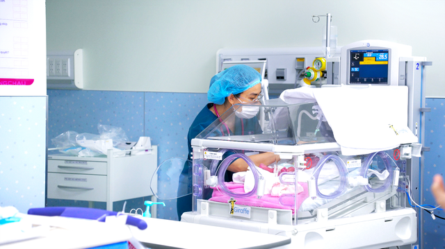 TP.HCM: Bé sinh non 30 tuần nặng 1,2 kg được cứu sống nhờ phác đồ ‘giờ vàng’ - Ảnh 1.