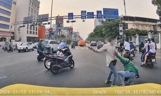 Chặn h&agrave;nh xử c&ocirc;n đồ đường phố: Phạt nặng th&ocirc;i đ&atilde; đủ?- Ảnh 1.