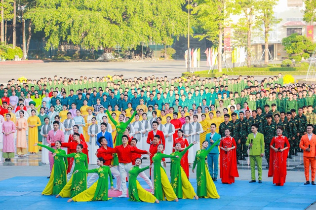 2.500 c&aacute;n bộ, chiến sĩ đồng diễn nghệ thuật ở Qu&acirc;n khu 7- Ảnh 5.