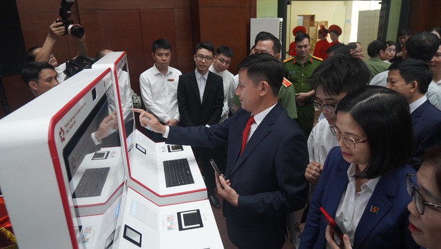 Người d&acirc;n thanh h&oacute;a chỉ mất 3 ph&uacute;t để chứng thực giấy tờ với Kiosk th&ocirc;ng minh - Ảnh 3.