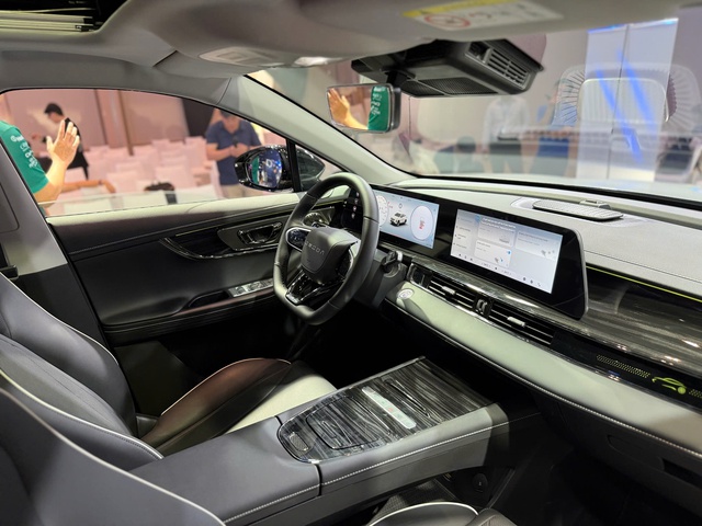 Omoda C5 hybrid vừa xuất hiện, bản cũ đ&atilde; giảm gi&aacute; 'sập s&agrave;n' - Ảnh 3.