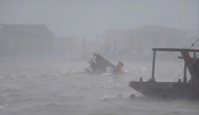 Gi&ocirc;ng lốc lật b&egrave; ở C&ocirc; T&ocirc;, hai mẹ con tử vong  - Ảnh 1.