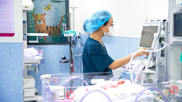 TP.HCM: Bé sinh non 30 tuần nặng 1,2 kg được cứu sống nhờ phác đồ ‘giờ vàng’ - Ảnh 3.