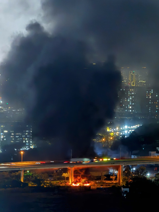 Rác bủa vây, đốt rác gây mất an toàn dưới chân cầu Phú Mỹ - Ảnh 1.