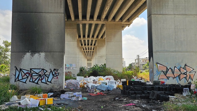 Rác bủa vây, đốt rác gây mất an toàn dưới chân cầu Phú Mỹ - Ảnh 5.