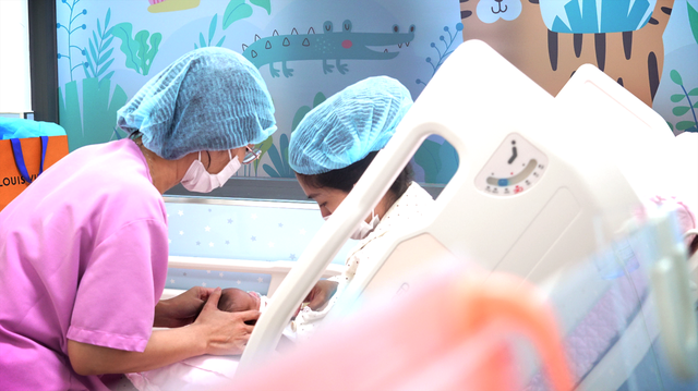 TP.HCM: Bé sinh non 30 tuần nặng 1,2 kg được cứu sống nhờ phác đồ ‘giờ vàng’ - Ảnh 4.