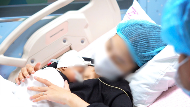 TP.HCM: Bé sinh non 30 tuần nặng 1,2 kg được cứu sống nhờ phác đồ ‘giờ vàng’ - Ảnh 5.