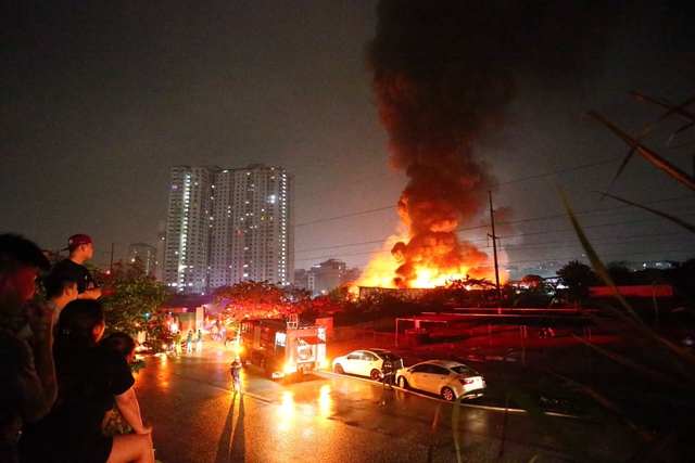 Một người tử vong trong vụ ch&aacute;y kho xưởng 6.000 m2 tại H&agrave; Nội- Ảnh 2.