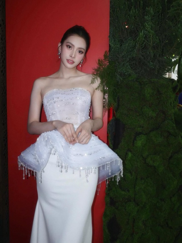 Áo peplum nâng cấp phong thái sang trọng- Ảnh 6.