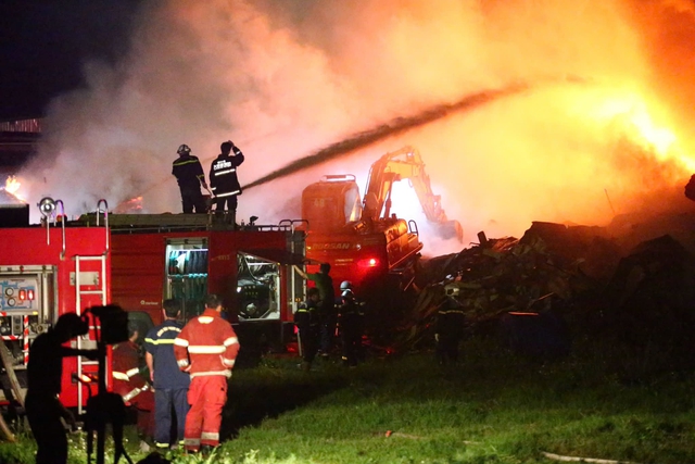 Một người tử vong trong vụ ch&aacute;y kho xưởng 6.000 m2 tại H&agrave; Nội- Ảnh 1.