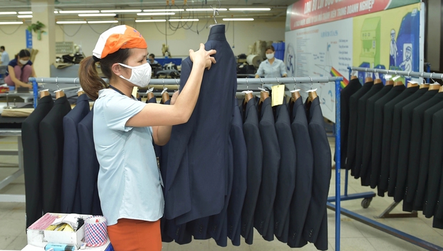 Ng&agrave;nh dệt may Việt Nam ' oằn m&igrave;nh ' trước c&uacute; sốc gi&aacute; dầu v&agrave; cước container 2026 - Ảnh 1.