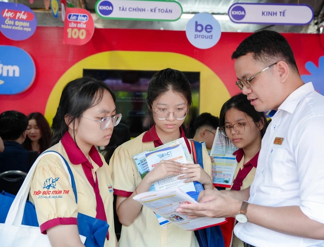 Chọn nghề kiểu gen Z: Công thức '4 điểm chạm' tìm hướng đi bền vững - Ảnh 2. Chọn nghề kiểu gen Z: Công thức '4 điểm chạm' tìm hướng đi bền vững - Ảnh 2.