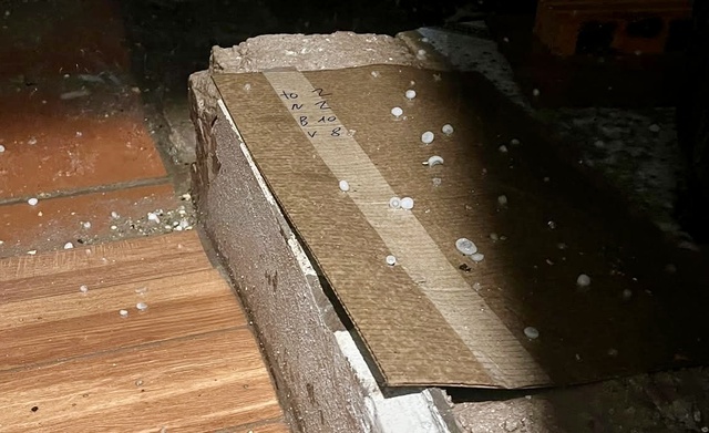 H&agrave; Nội v&agrave; 3 tỉnh c&oacute; mưa đ&aacute;, gi&ocirc;ng lốc, hơn 4.100 nh&agrave; bị tốc m&aacute;i- Ảnh 1.