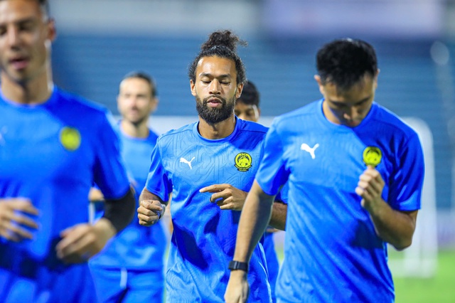 Đội tuyển Malaysia xuất hiện &lsquo;bắt mắt&rsquo; tr&ecirc;n s&acirc;n Thi&ecirc;n Trường, b&aacute;o ch&iacute; &lsquo;ở nh&agrave;&rsquo; n&oacute;ng l&ograve;ng&hellip;- Ảnh 3.